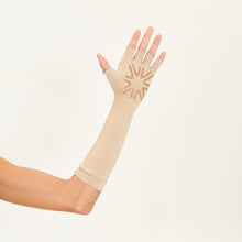 Laad de afbeelding in de Gallery-viewer, Model Back: Uv Line Glove Long Glove Chocolate Upf50+
