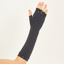 Laad de afbeelding in de Gallery-viewer, Model Back: Uv Line Glove Long Gloves Fpu50+ Black Uv
