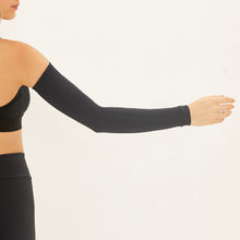Laad de afbeelding in de Gallery-viewer, Model Back: Uv Line Glove Long Sleeve Black Upf50+
