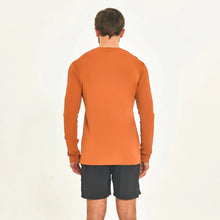 Laad de afbeelding in de Gallery-viewer, Model Back: Uv Line T-Shirt For Men Longsleeve Sport Fit Caramelo
