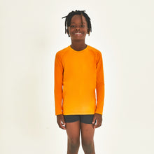 Laad de afbeelding in de Gallery-viewer, Model Front: Uv Line Rash Guard Longsleeve Uprpo Inf Amarelo Queimado Upf50+
