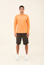 Laad de afbeelding in de Gallery-viewer, Model Front: Uv Line Rash Guard Longsleeve Uvpro Laranja Upf50+
