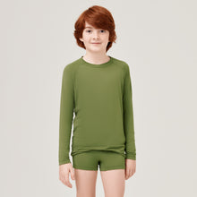 Laad de afbeelding in de Gallery-viewer, Model Front: Uv Line Rash Guard Longsleeve Uvrpo Inf Verde Militar Upf50+
