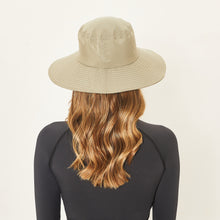 Laad de afbeelding in de Gallery-viewer, Model Back: Uv Line Floppy Hat Lyon Kaki Upf50+
