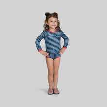 Laad de afbeelding in de Gallery-viewer, Model Front: Uv Line Baby Swimwear Macaquinho Baby Listras Upf50+

