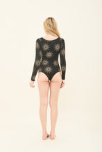 Laad de afbeelding in de Gallery-viewer, Model Back: Uv Line One-Piece Marina Shine Preto Malva
