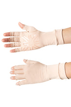 Laad de afbeelding in de Gallery-viewer, Model Front: Uv Line Glove Medium Glove Beige Upf50+
