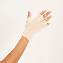 Laad de afbeelding in de Gallery-viewer, Model Back: Uv Line Glove Medium Glove Beige Upf50+
