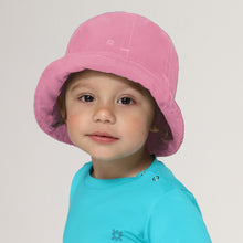 Laad de afbeelding in de Gallery-viewer, Model Front: Uv Line Bucket Hat Napoli Basic Kids Rosa Chiclete Upf50+
