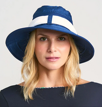 Laad de afbeelding in de Gallery-viewer, Model Front: Uv Line Floppy Hat Paris Ville Azul/Branco
