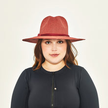 Laad de afbeelding in de Gallery-viewer, Model Front: Uv Line Floppy Hat Saint Germain Ferrugem Upf50+
