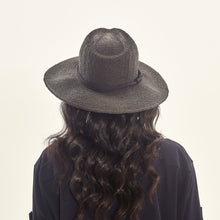 Laad de afbeelding in de Gallery-viewer, Model Back: Uv Line Floppy Hat Saint Germain Preto Upf50+
