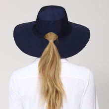 Laad de afbeelding in de Gallery-viewer, Model Back: Uv Line Floppy Hat San Diego Marinho Oceano Upf50+
