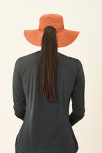 Laad de afbeelding in de Gallery-viewer, Model Back: Uv Line Floppy Hat San Diego Preto Caramelo Upf50+
