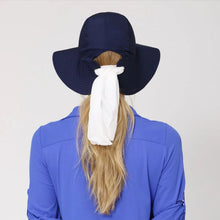 Laad de afbeelding in de Gallery-viewer, Model Back: Uv Line Floppy Hat San Remo Fpu50+ Hat Navy Blue Uv
