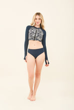 Laad de afbeelding in de Gallery-viewer, Model Front: Uv Line Set Set Dalia Marinho Upf50+
