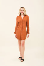 Laad de afbeelding in de Gallery-viewer, Model Front: Uv Line Shirtdress Shirtdress Copenhagen Caramelo Upf50+
