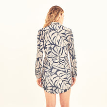 Laad de afbeelding in de Gallery-viewer, Model Back: Uv Line Shirtdress Shirtdress Costela Aco Off White Upf50+
