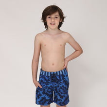 Laad de afbeelding in de Gallery-viewer, Model Front: Uv Line Boy&#39;s Swimwear Short Acqua Oceano Inf Upf50+

