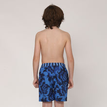 Laad de afbeelding in de Gallery-viewer, Model Back: Uv Line Boy&#39;s Swimwear Short Acqua Oceano Inf Upf50+
