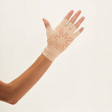 Laad de afbeelding in de Gallery-viewer, Image 02: Uv Line Glove Short Glove Chocolate Upf50+

