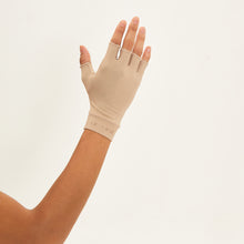 Laad de afbeelding in de Gallery-viewer, Model Back: Uv Line Glove Short Glove Chocolate Upf50+
