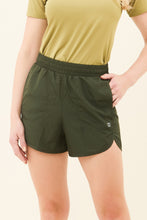 Laad de afbeelding in de Gallery-viewer, Gallery: Uv Line Fitness Bottom Short Race Verde Militar Upf50+
