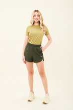 Laad de afbeelding in de Gallery-viewer, Model Front: Uv Line Fitness Bottom Short Race Verde Militar Upf50+
