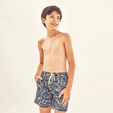 Laad de afbeelding in de Gallery-viewer, Model Front: Uv Line Boy&#39;s Swimwear Shorts Kids Costela Aco Upf50+
