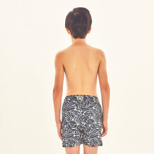 Laad de afbeelding in de Gallery-viewer, Model Back: Uv Line Boy&#39;s Swimwear Shorts Kids Costela Aco Upf50+
