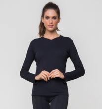 Laad de afbeelding in de Gallery-viewer, Model Front: Uv Line Fitness Top Sport Fit Preto Fem
