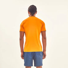 Laad de afbeelding in de Gallery-viewer, Model Back: Uv Line T-Shirt For Men T-Shirt Sport Fit Orange Upf50+
