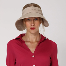 Laad de afbeelding in de Gallery-viewer, Model Front: Uv Line Visor Tokyo Fpu50+ Visor Khaki Uv
