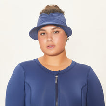 Laad de afbeelding in de Gallery-viewer, Model Front: Uv Line Visor Visor Granada Eva Marinho Fosco Upf50+
